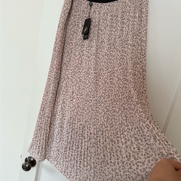 Elegant Pink Patterned Skirt - Picture 5 of 5